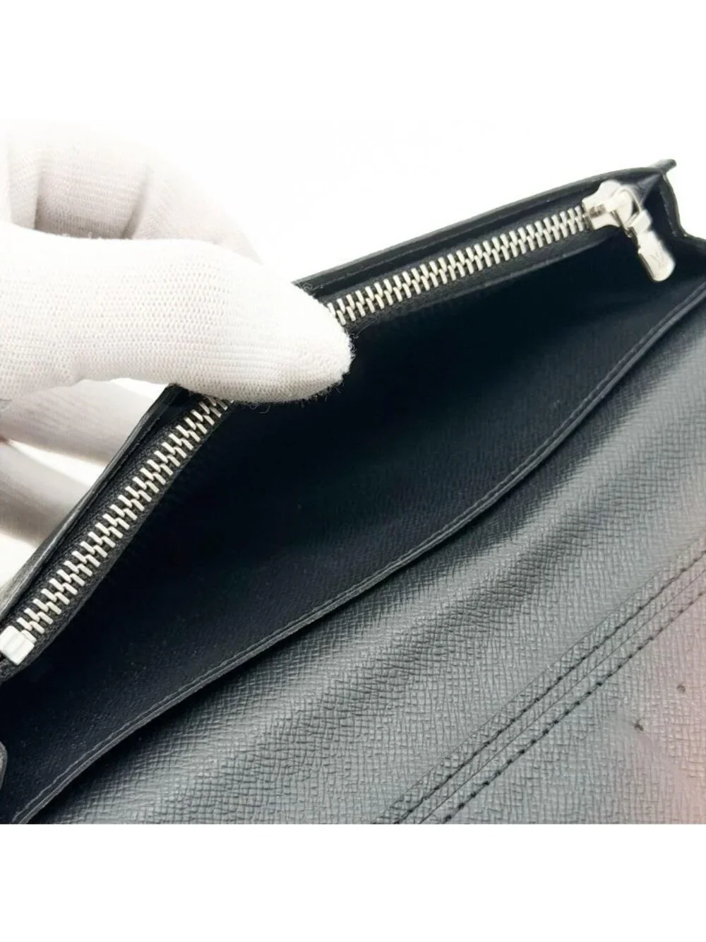 Louis Vuitton Portefeuille Brazza Taiga Black Wallet